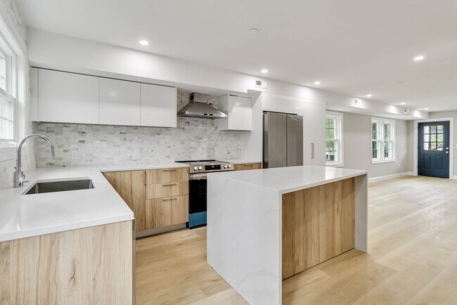 Building Photo - 192 Main St