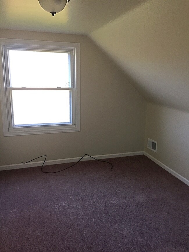 Building Photo - Beautifully renovated 3bd/1 1/2 bath home ...