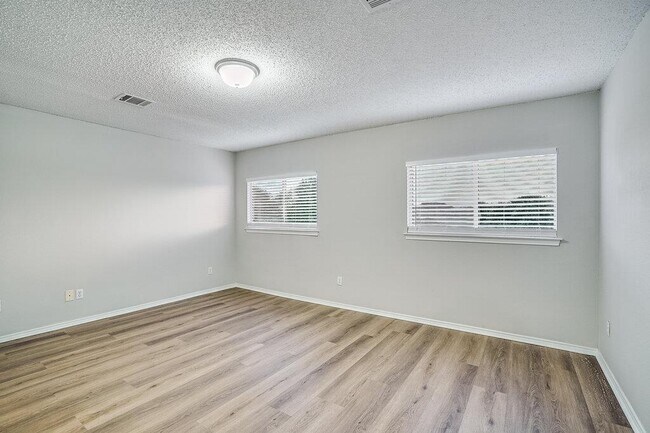 Building Photo - 1001 Howell Terrace Pl