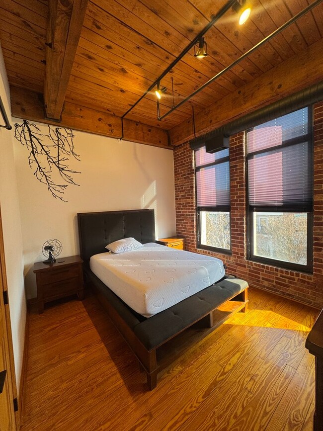 Building Photo - Stunning Fully Furnished Loft in the Heart of Norfolk