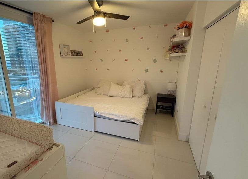 Building Photo - 5900 Collins Ave