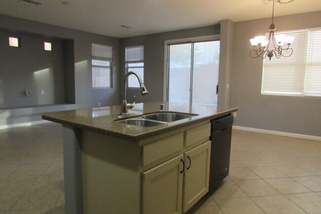 Building Photo - *$500 OFF 1ST MONTHS RENT. MUST MOVE IN BY...