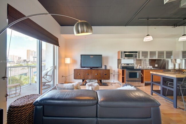 Building Photo - 10 SW South River Dr