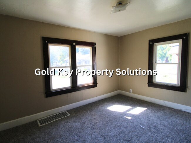 Building Photo - Spacious 2 BR 1 BA House with Nice Covered...