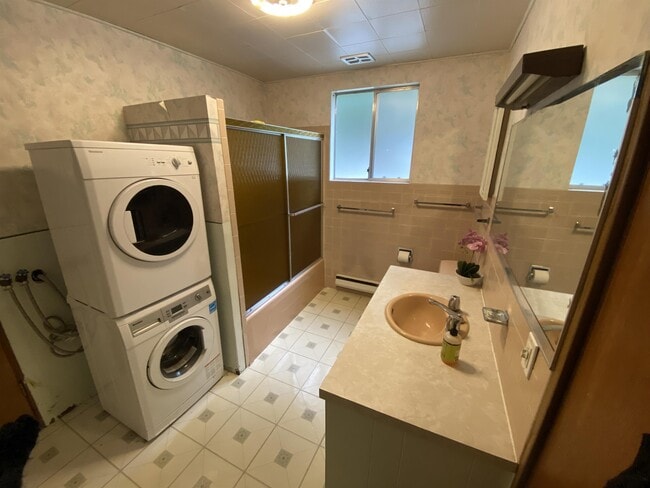 Building Photo - 31 SW Lake Roesiger Rd