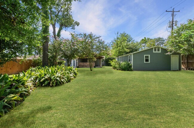 Building Photo - 1320 Woodvine Dr