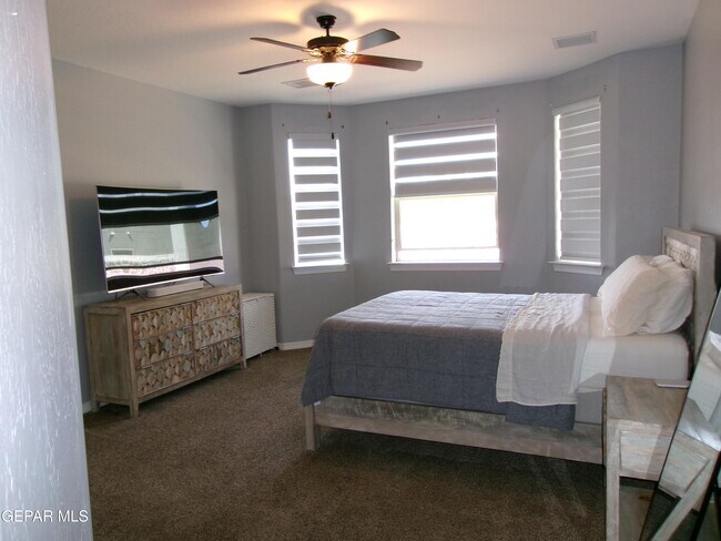 Building Photo - 6445 Villaggio Dr