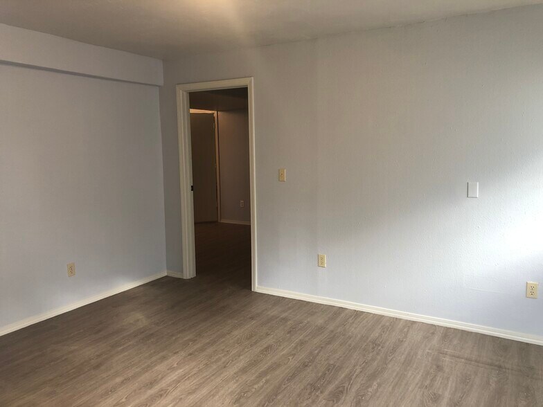 Large bedroom 14ft x 11ft plus a walk in closet - 105 W 2nd St Lower