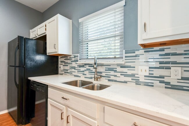 Building Photo - MOVE-IN TODAY: Updated 3 BR / 2.5 BA in S Austin - Walkable Location - W/D Included