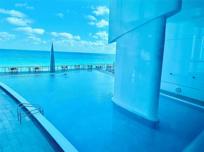 Building Photo - 17121 Collins Ave