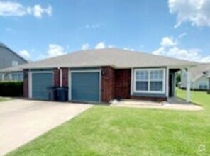 Building Photo - 2 bedrooms - 2 baths + Garage!! Self Showi...