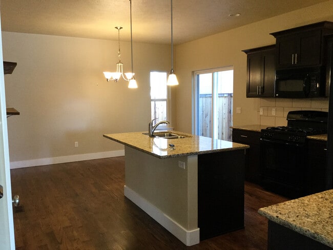 Building Photo - Boise, 3Bd/2.5Bth/2Car, 1743Sqft, Greenbriar Commons Subdivision