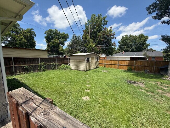 Building Photo - "Charming 4-Bedroom Dallas Retreat with 2 ...