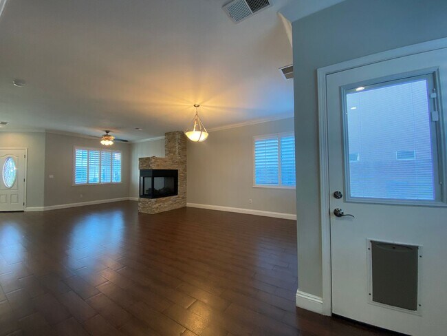 Building Photo - Beautiful & Spacious Home with Modern Touches