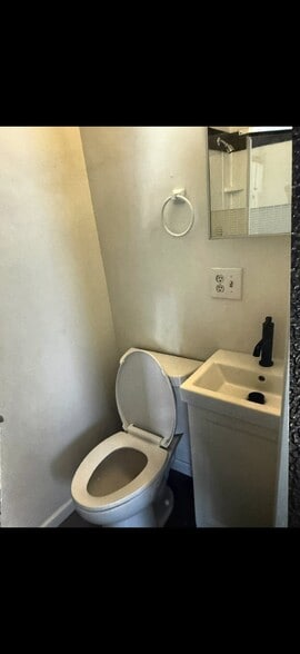 Building Photo - 123 E Church St