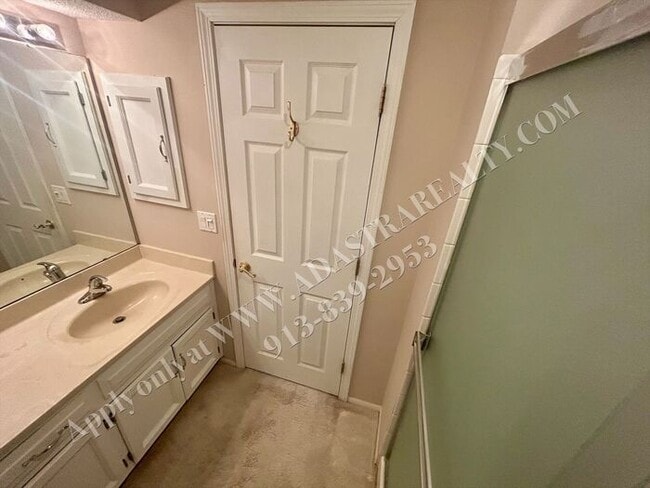 Building Photo - Spacious 2 Bed 2 Bath Ground Floor Unit-Available NOW!!