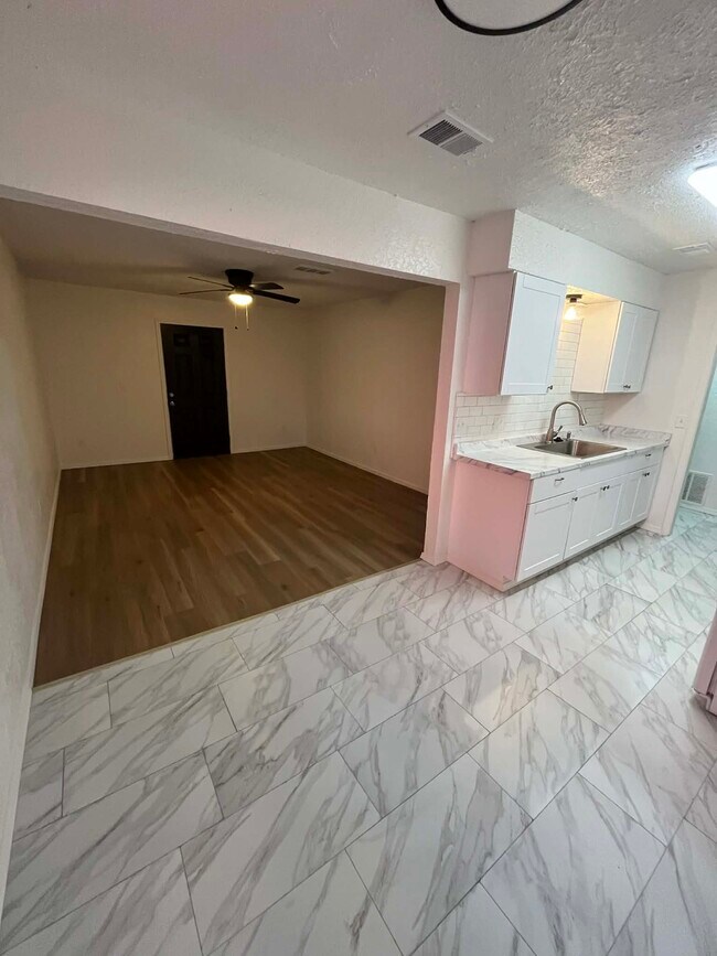 Building Photo - 1328 NE 5th St