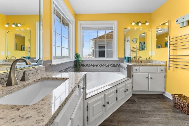 Building Photo - Grand View 115