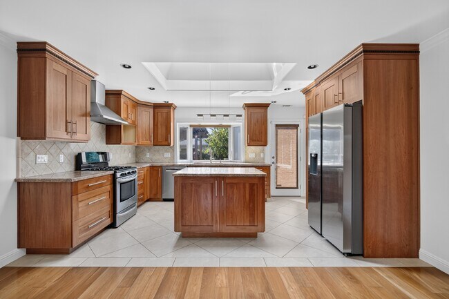 Building Photo - 879 S Knickerbocker Dr