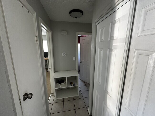 Building Photo - Available NOW! Cosy duplex in Potter Highlands!