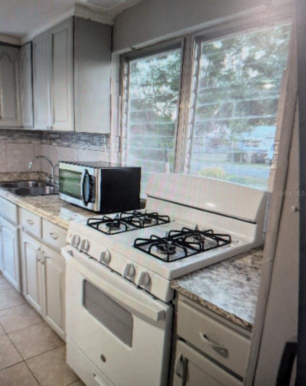 Building Photo - 2725 Sample St