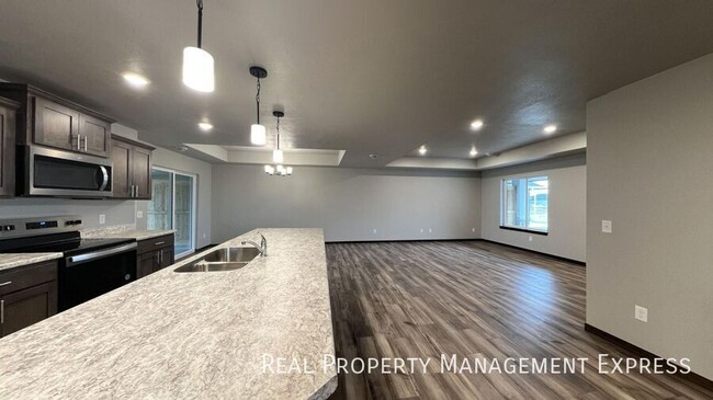 Building Photo - Modern 3-Bedroom Home with Convenience & S...