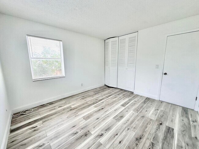 Building Photo - 906 Foresteria Dr