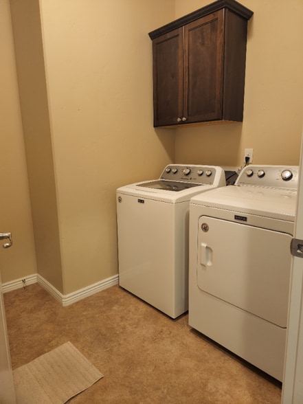 Building Photo - 947 Americana Cir