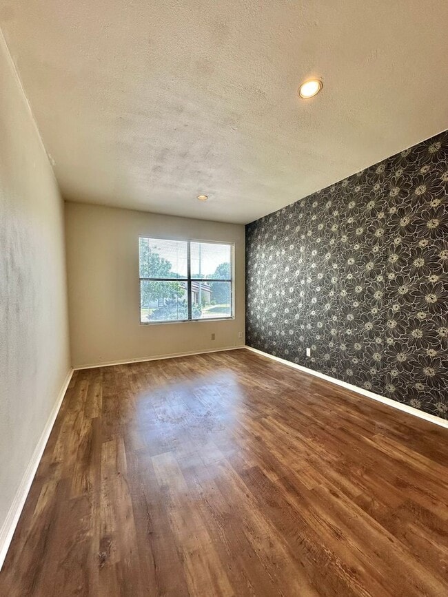 Building Photo - COMING DECEMBER 2025- 2 Bedroom 1.5 Bathroom Condo + Clubhouse/Pool/River Access