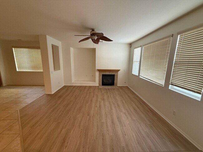 Building Photo - 5 Bedrooms 3.5 Bath in Willow Walk!