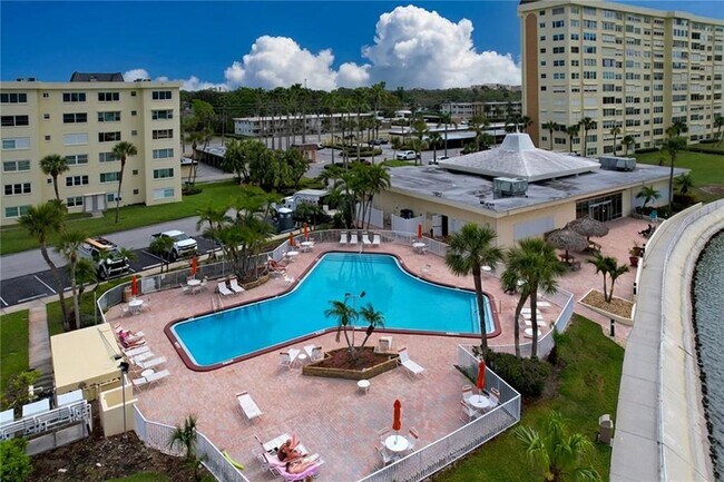 Building Photo - 4650 Cove Cir