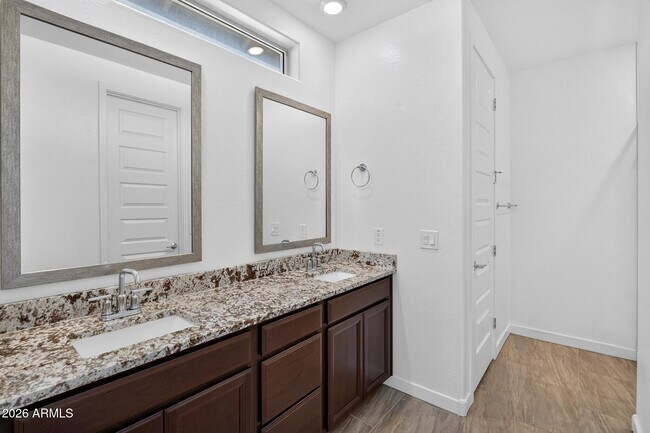Building Photo - 261 Pinnacle Ridge Dr