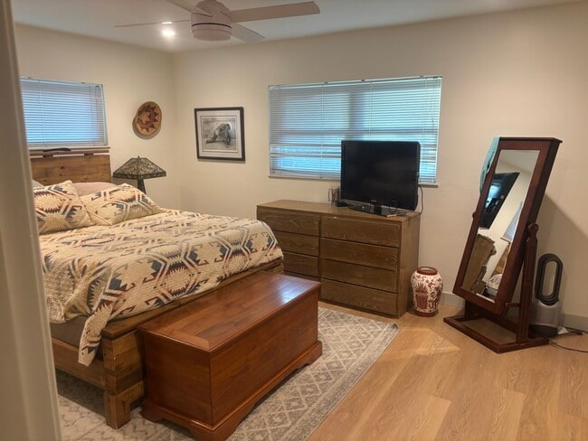 Building Photo - 545 Thumbelina Dr