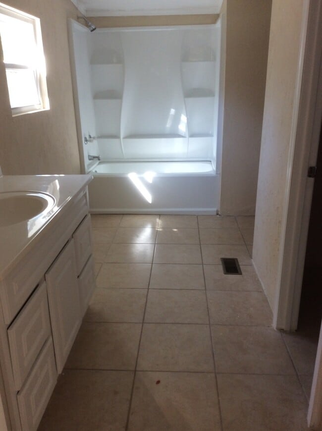 Building Photo - Large 4 Bedroom 2 bath DWMH