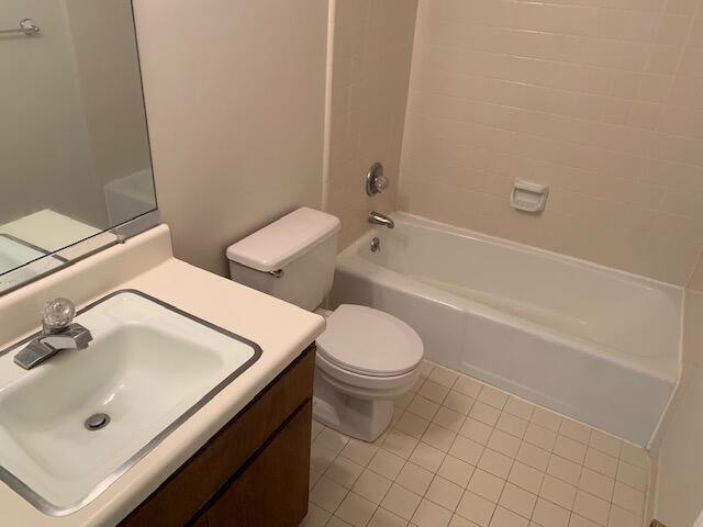 Building Photo - "Charming 2-Bed Townhouse with Spacious Living in Fort Walton Beach!"