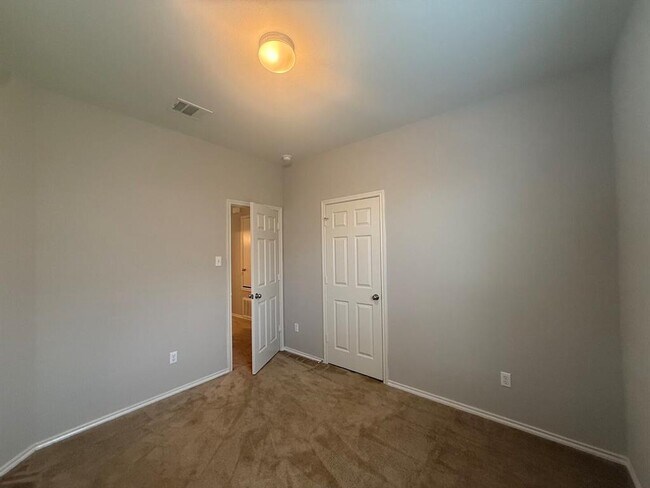 Building Photo - 352 Martha Dr