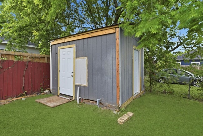 Building Photo - 303 Gans St