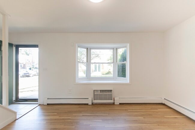 Building Photo - 240 Sunnyridge Ave
