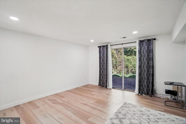 Building Photo - 1925 Dutch Village Dr