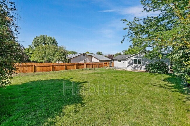 Building Photo - 2041 E Oakridge Ct