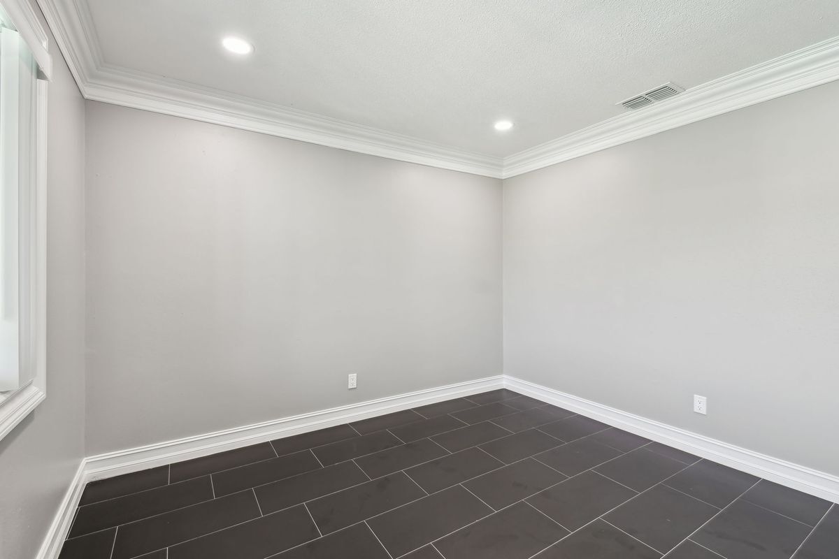 Building Photo - 2942 W Bay Dr