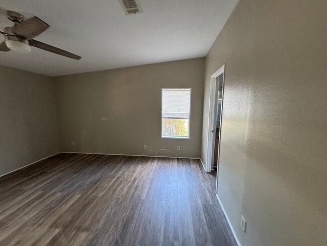 Building Photo - 237 Temple Cir W