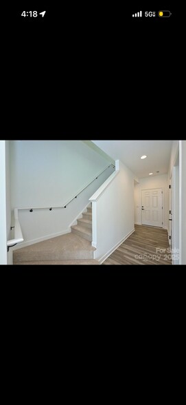 Building Photo - 2735 Primrose Ave