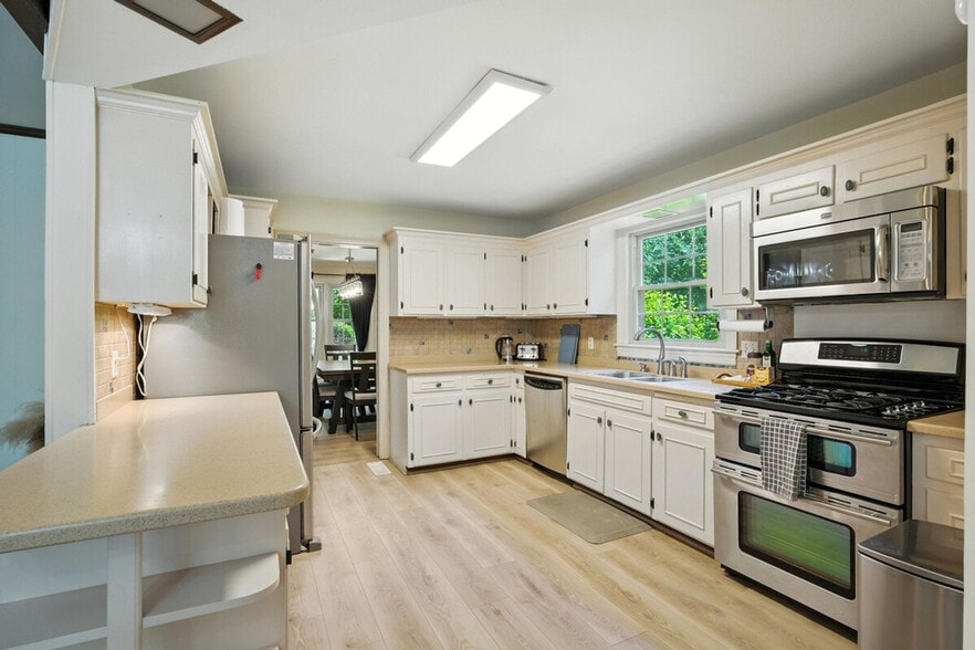 Building Photo - 1421 Lynn Rd