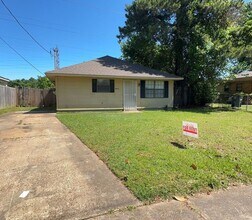 Building Photo - Beautifully Updated 3 bedroom 2 bath home