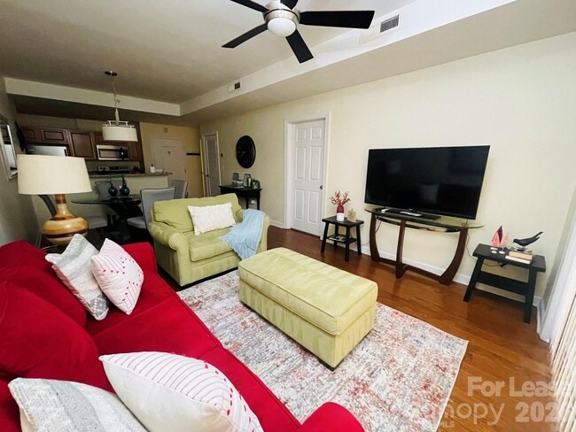 Building Photo - 718 W Trade St