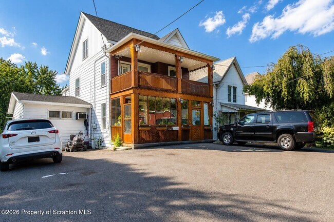 Building Photo - 1729 Sanderson Ave