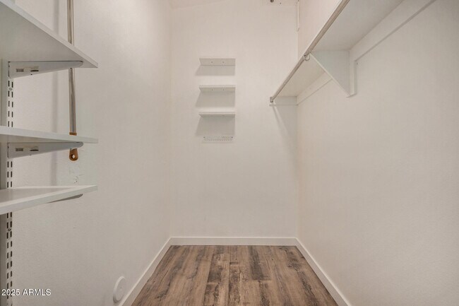 Building Photo - 421 E Wickieup Ln