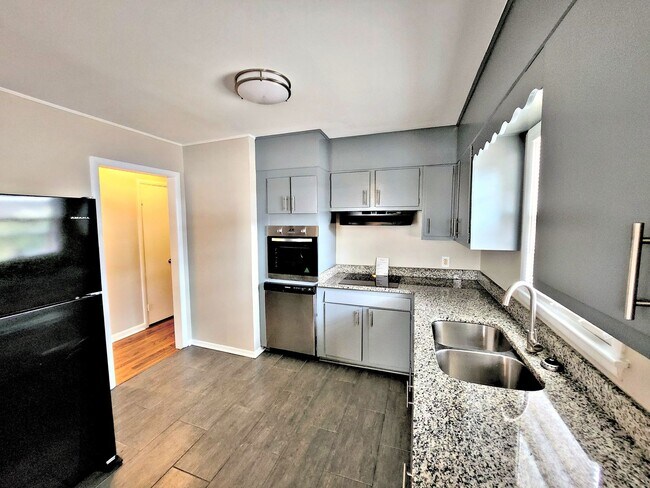 Building Photo - 2 Bedroom / 1 Bath Apartment