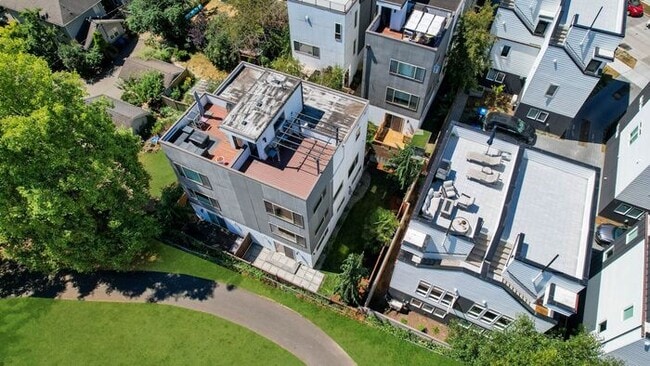 Building Photo - Air Conditioned Judkins Parkside Townhome ...
